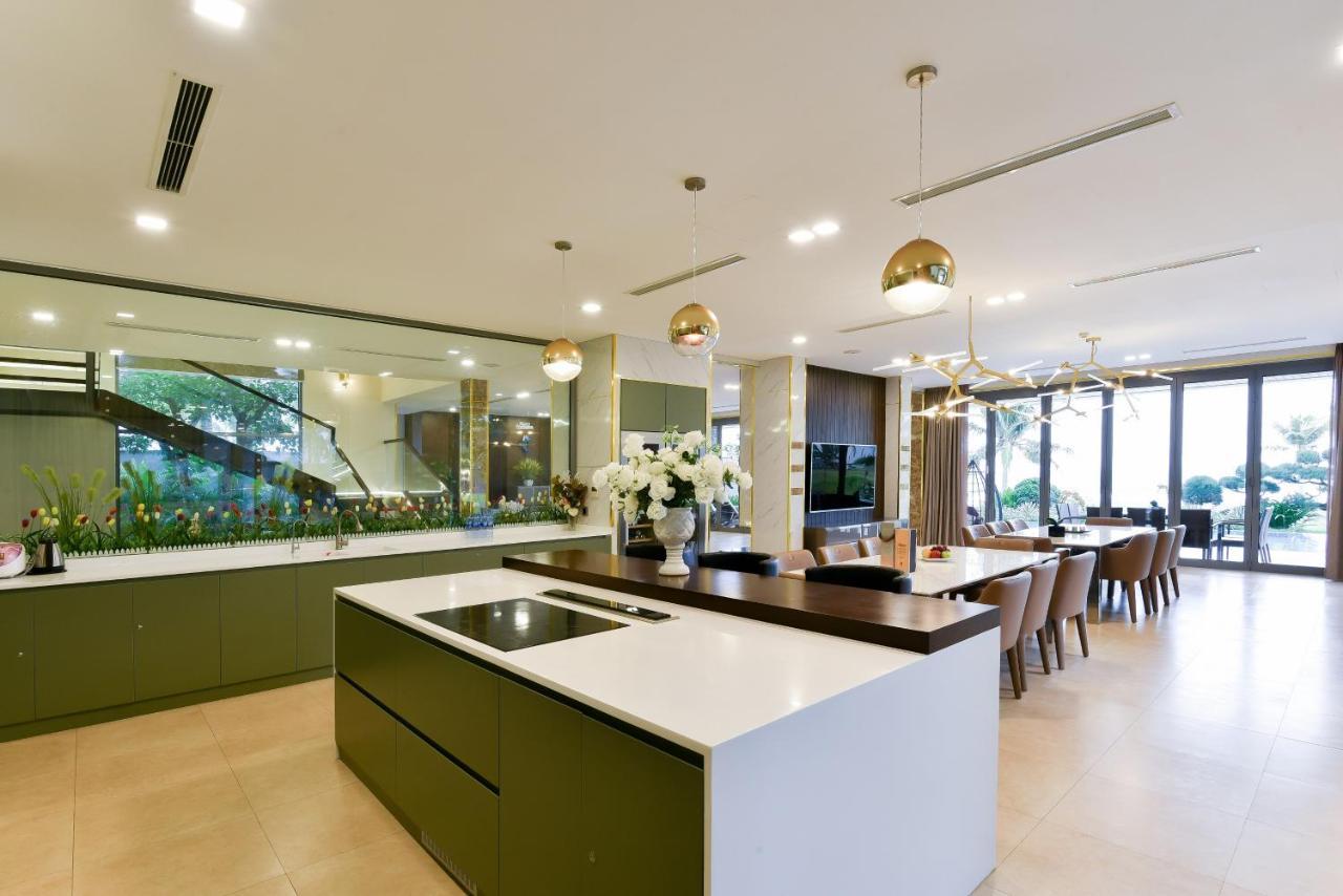 Deluxe Ocean Villa Along The Beach Da Nang Bagian luar foto