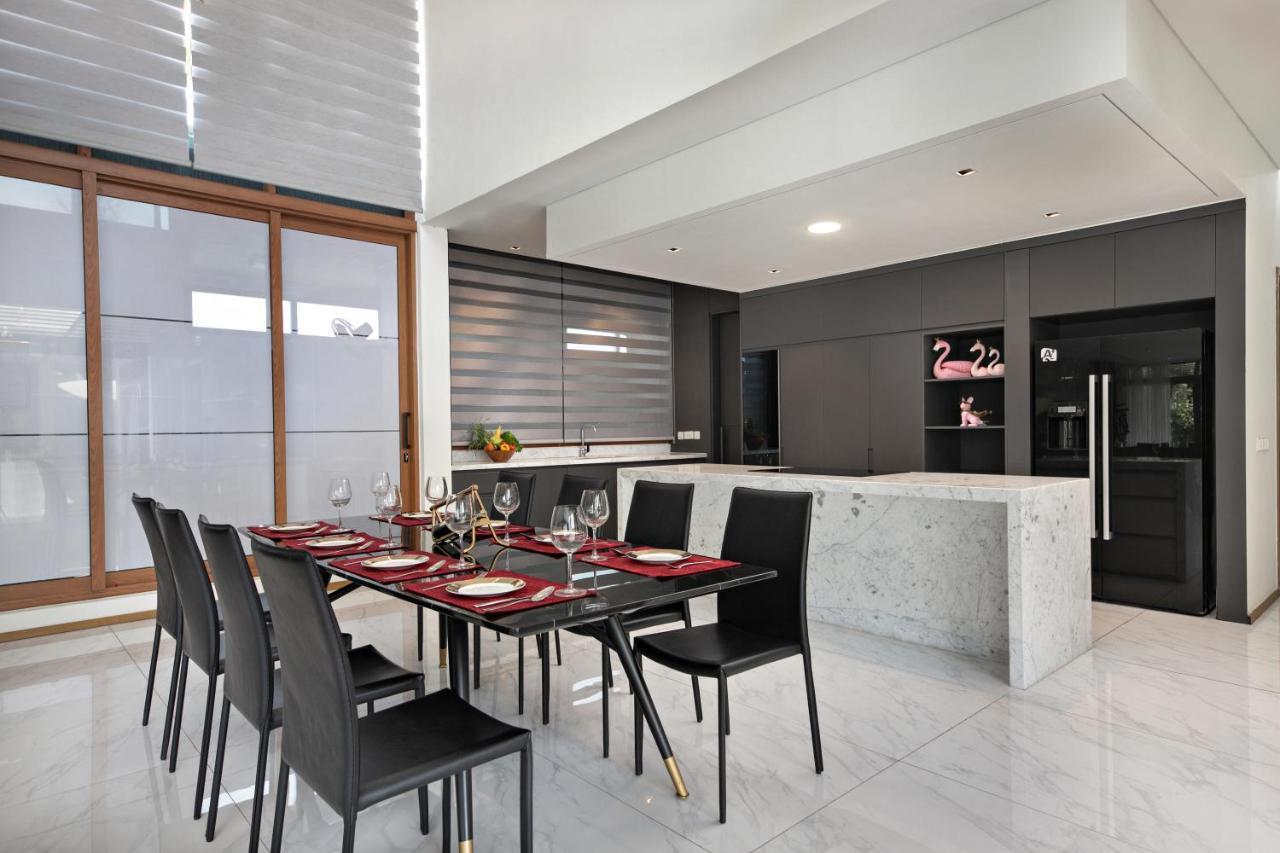 Deluxe Ocean Villa Along The Beach Da Nang Bagian luar foto
