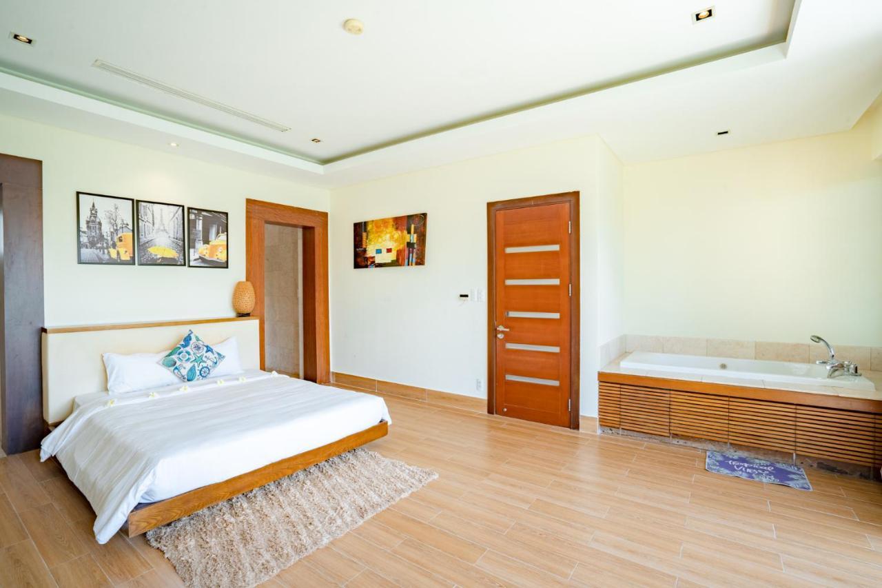 Deluxe Ocean Villa Along The Beach Da Nang Bagian luar foto